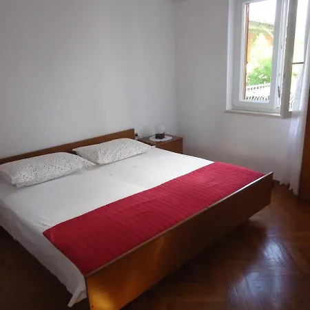 White & In Apartment Malinska