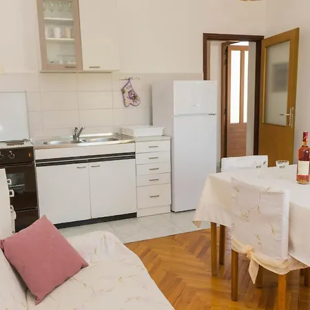 White & In Apartment Malinska