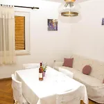White & In דירה מאלינסקה